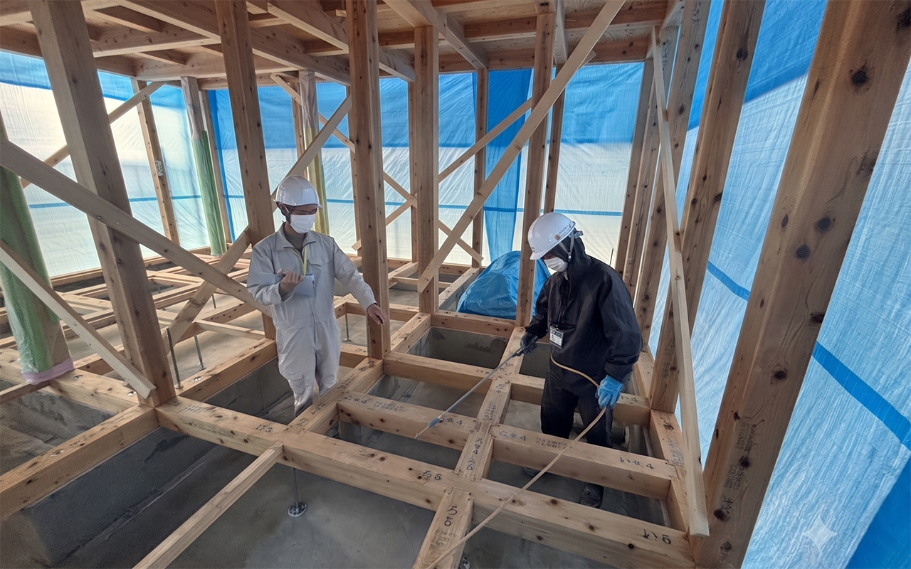 施工会員のスタッフがホウ酸処理を施工している現場の様子